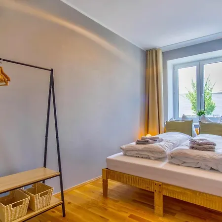 Apartment 4-room Luxury - Close To Station, Free Parking, Kitchen